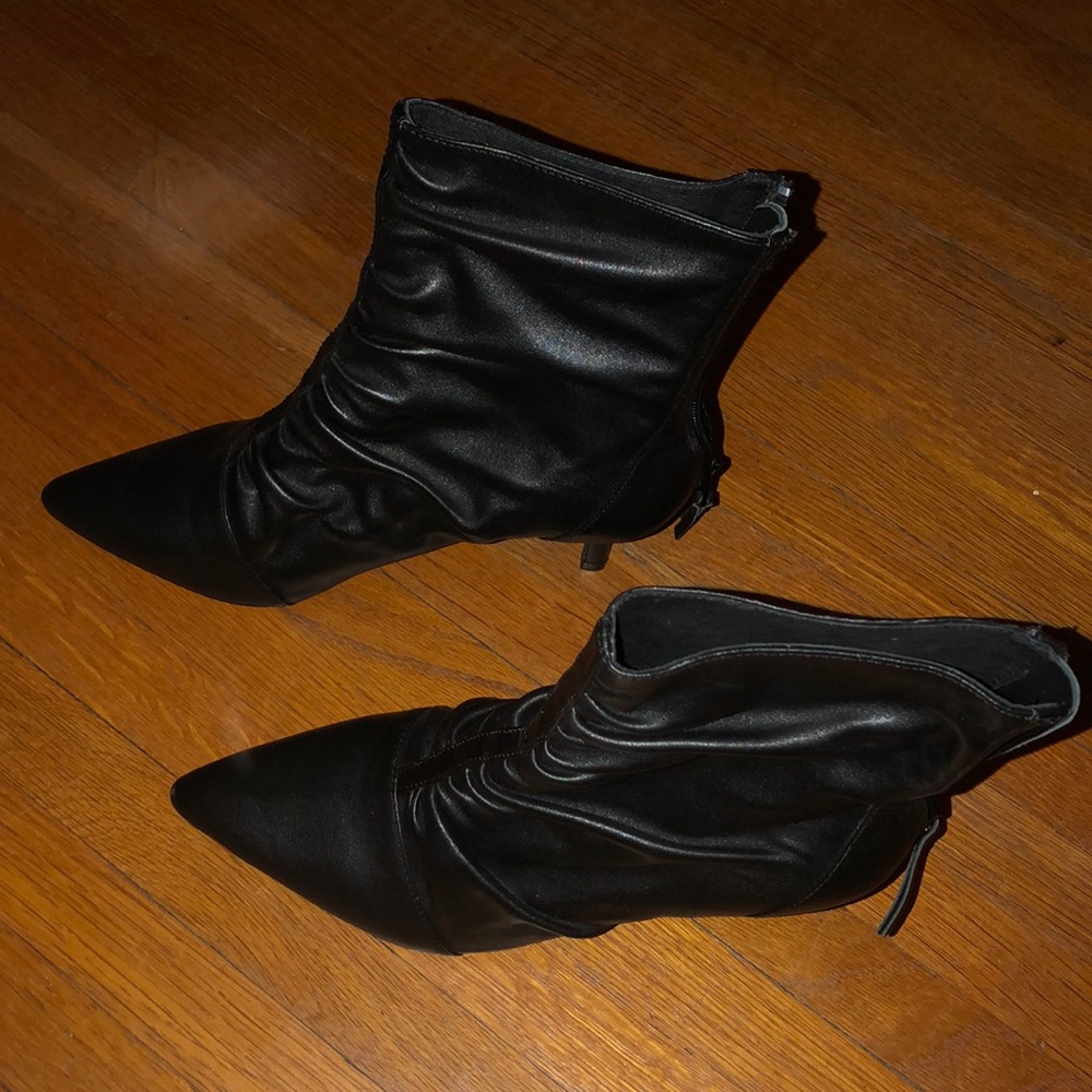 JAGGAR BLACK RUCHED KITTEN HEELS IN SIZE 37 (7)